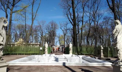 Повреждена скульптура «Полдень» в Летнем саду. «Бумага»