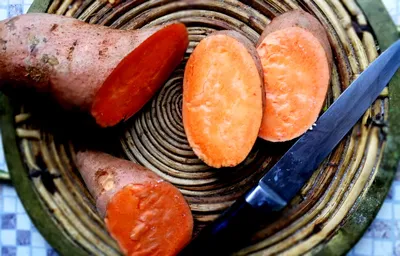 Сладкий картофель или Batata (Ipomoea Batatas) Стоковое Фото - изображение  насчитывающей бататы, космос: 28235652