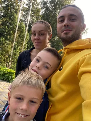 Тарас Тополя показался с женой Alyosha и сыновьями, которые вернулись в  Украину: фото | Новости шоу-бизнеса — Гламур