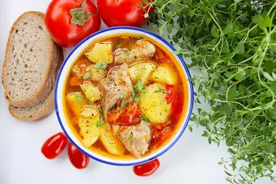 Тушеная картошка с мясом: пошаговая инструкция от а до я и 5 вкуснейших  блюд | ГАСТРОНОМ.РУ | Дзен