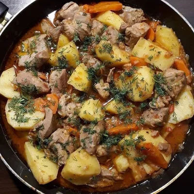 Мясное рагу с картошкой и морковью: рецепт - Лайфхакер