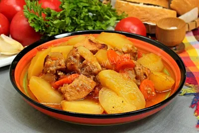 Одно из любимых блюд в нашей семье - тушеная картошка с мясом в сковороде.  Дети просят добавки | А у нас во дворе | Дзен