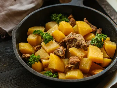тушеная картошка, очень вкусно, картофельное тушёное мясо, Тушеная свинина  фон картинки и Фото для бесплатной загрузки