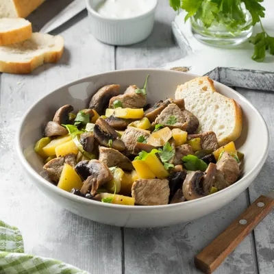 Тушеная картошка с мясом: пошаговая инструкция от а до я и 5 вкуснейших  блюд | ГАСТРОНОМ.РУ | Дзен