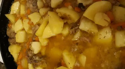 Тушёная картошка с говядиной: рецепт - Лайфхакер