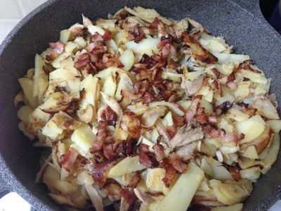 Картошка с тушенкой в мультиварке тушеная с луком и морковью