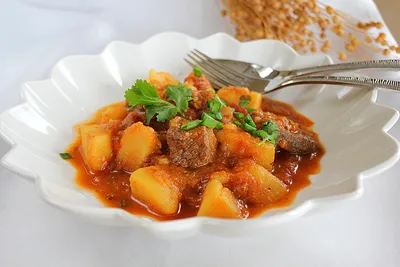 Тушеная картошка с мясом – любимый рецепт, проверенный временем.