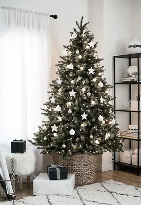 Белый и серебряный елочный декор отлично подойдет для минималистской елки,  а корзи… | Minimalist christmas tree, Scandinavian christmas trees, Simple  christmas tree