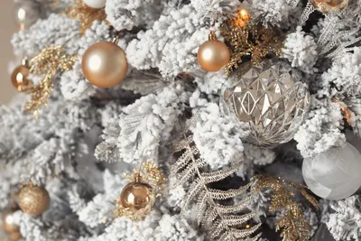 Дизайн белой пушистой новогодней ёлки…» — создано в Шедевруме