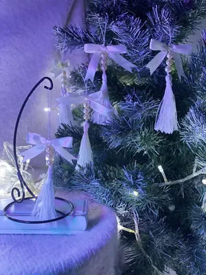Свеча в виде елки на фоне белой …» — создано в Шедевруме