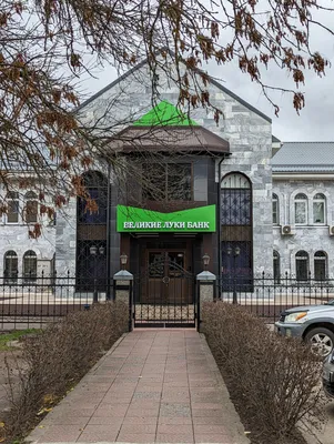 В Великие Луки прибыла главная городская ёлка | 23.12.2021 | Великие Луки -  БезФормата