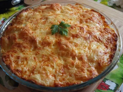 Заливной пирог на кефире с фаршем и картошкой - Лайфхакер