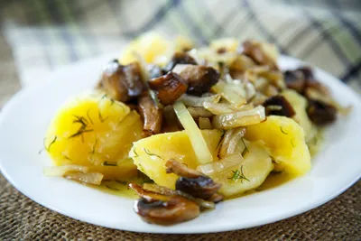 Жареный картофель со свежими опятами и луком рецепт с фото пошагово -  1000.menu
