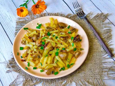 Жареная картошка с шампиньонами и луком на сковороде рецепт фото пошагово и  видео - 1000.menu