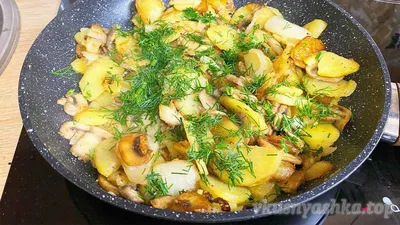 Как вкусно пожарить картошку с шампиньонами и луком на сковороде —  пошаговый рецепт с фото — GotovLegko