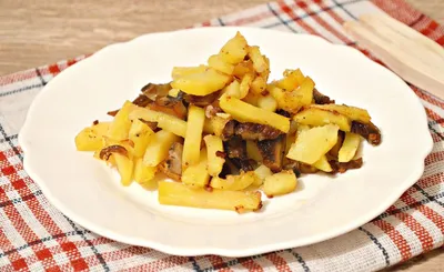 Картошка с белыми грибами жареная на сковороде рецепт с фото пошагово -  1000.menu