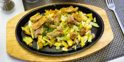 Жареная картошка с мясом на сковороде: рецепт - Лайфхакер