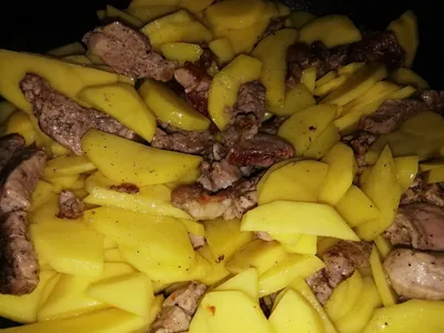 Жареная картошка с тушенкой на сковороде – рецепт с фото