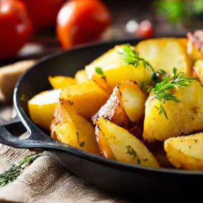 Жареная картошка с мясом на сковороде - 39 фото