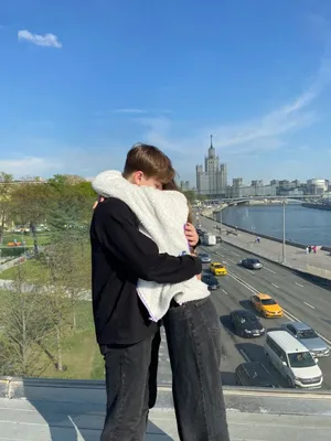 Сфоткали на аву, пока держал очень очень очень маленький бокал. | Instagram