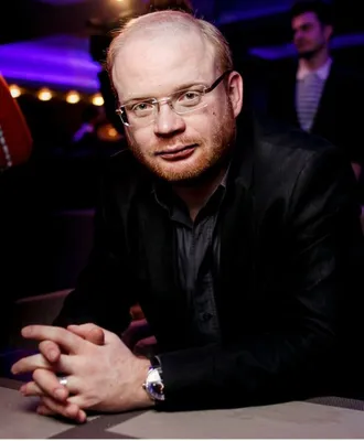 Захватывающий актерский талант на фото: Александр Лойе