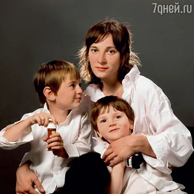 Фотка Алексея Нилова на фоне театральной сцены