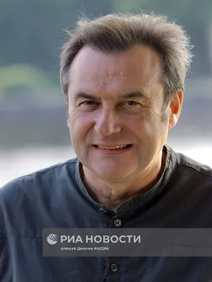 Обои на телефон с Алексеем Учителем: украсьте свой смартфон лучшим снимком актера