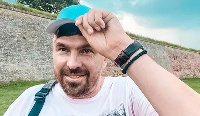 Поцелуй знаменитости: Андрей Чернышов на обложке глянца