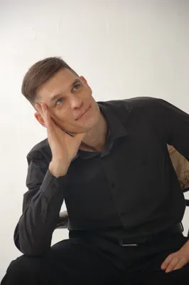 Элегантность в каждой позе: Андрей Чернышов на эффектном фото