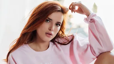 Легендарная звезда Белла Торн на фото: новые снимки
