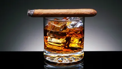 Скачать фотообои для рабочего стола: рюмка с коньяком и сигара, фото,  скачать бесплатно и без регистрации, обои на рабочий стол