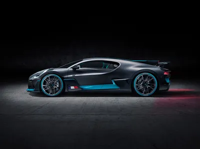 Обои на рабочий стол Черно-голубой гиперкар Bugatti Divo / Бугатти Диво  мчится по лесной трассе, из игры Need For Speed, обои для рабочего стола,  скачать обои, обои бесплатно