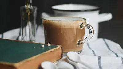 Обои розы, чашка, кофе на рабочий стол