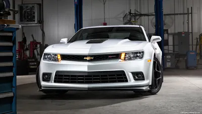 Обои на рабочий стол Машина Chevrolet Camaro SS стоит у станции, обои для рабочего  стола, скачать обои, обои бесплатно