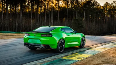 Обои на рабочий стол chevrolet camaro ss на фоне города - обои на рабочий  стол