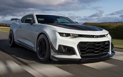 Милая блондинка и Chevrolet Camaro. Сексуальные девушки на рабочий стол.  VERcity.