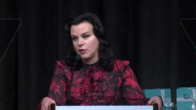 Фон с Деби Мейзар: создайте атмосферу ее таланта на рабочем столе