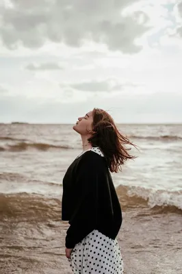 Девушка ходит по берегу моря на …» — создано в Шедевруме