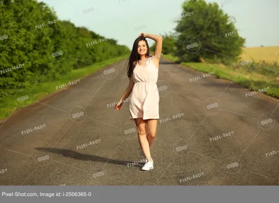 Девушки на дороге - красивые фото