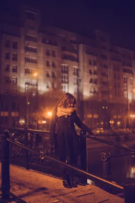 красивая девушка останавливает машину на дороге Photos | Adobe Stock