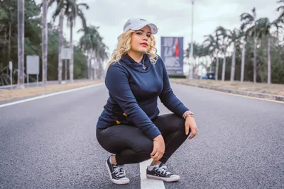 Фотоидеи Город Фотосьемка Идеи для фото сидя Девушка на корточках Стиль  look city streetstyle | Стиль, Идеи для фото, Уличная фотография