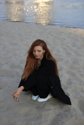 Девушка На Корточках У Реки — стоковые фотографии и другие картинки 20-29  лет - 20-29 лет, Бегать, Верх - iStock