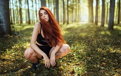 девушка брюнетка сидящая на корточках в солнцезащитных очках Stock Photo |  Adobe Stock