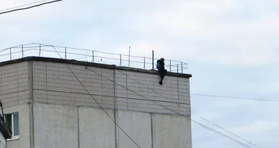 В Ставрополе девушка делала селфи на краю крыши 15-этажки. ВИДЕО | Своё ТВ