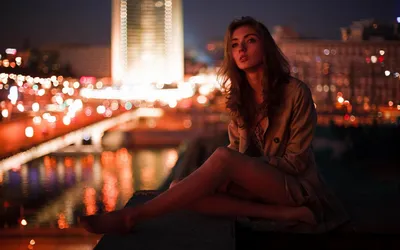 Девушка на крыше дома - обои для рабочего стола, картинки, фото