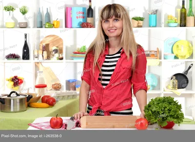 Девушка сидя на кухонном столе Яркая, белая кухня Счастливая усмехаясь  девушка в кухне Кухня Стоковое Фото - изображение насчитывающей зеленый,  обед: 91310166