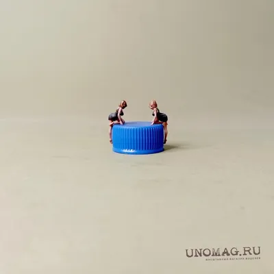 Грустная красивая девушка сидит на подоконнике у себя дома :: Стоковая  фотография :: Pixel-Shot Studio