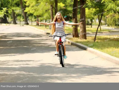 девушка едет на велосипеде по проселочной дороге Stock Photo | Adobe Stock