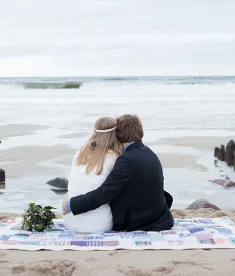 Обои пляж, океан, романтика, двое, romantic couple on beach на телефон и  рабочий стол, раздел настроения, разрешение 3845x2386 - скачать