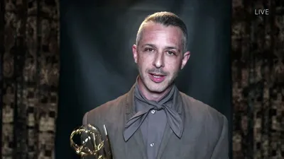Эмоциональные моменты Джереми Стронг: запечатлены в фотографиях